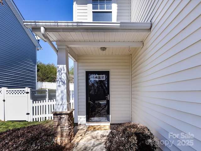 entrance to property with fence