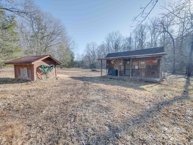 view of yard featuring a storage shed