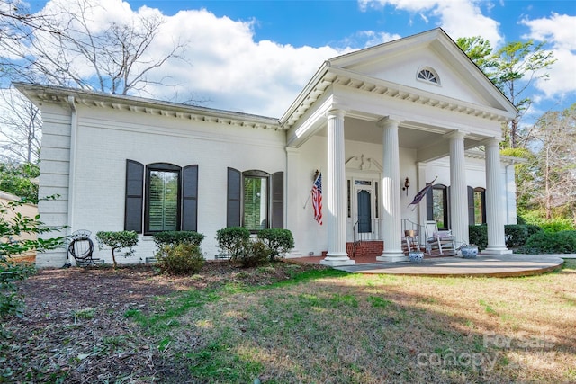 view of front facade featuring a front yard