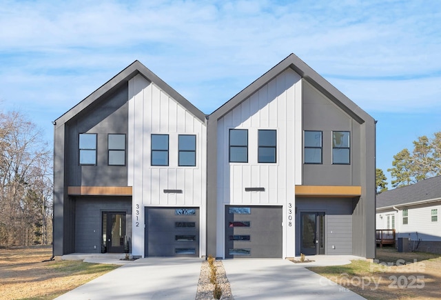 view of front facade featuring a garage