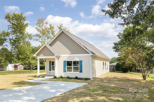 view of front of property featuring a front yard