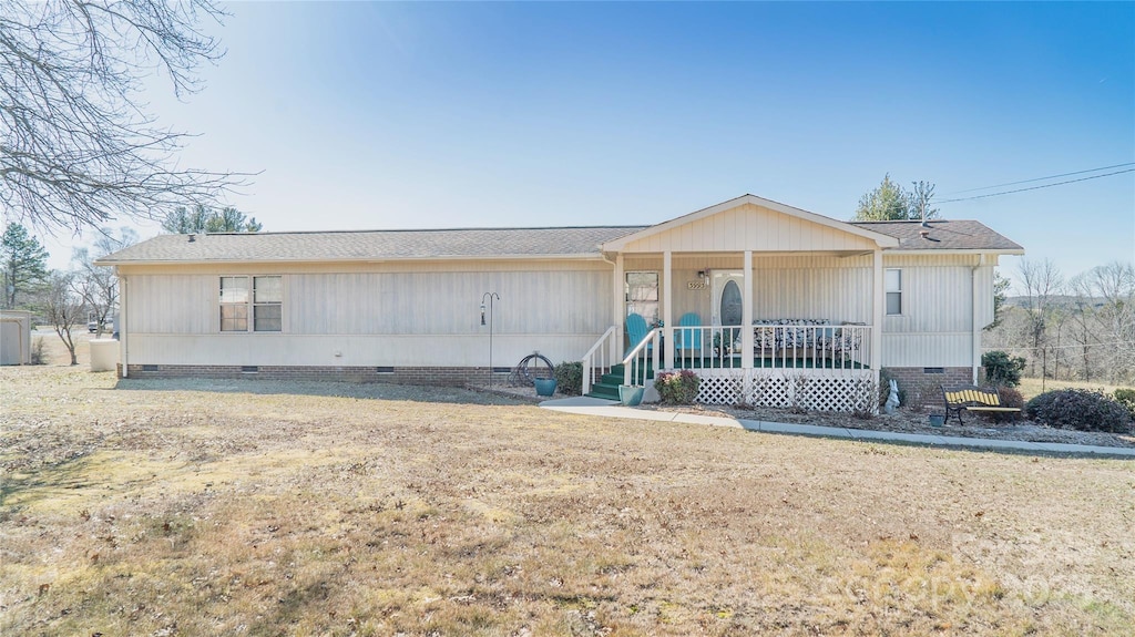 view of front of property featuring a front yard and a porch