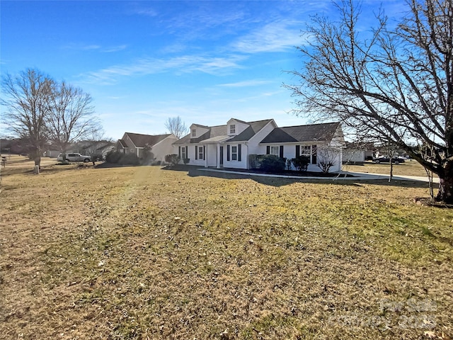 view of front of house featuring a front lawn