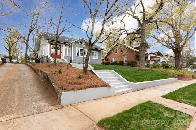 view of front of property featuring a front lawn