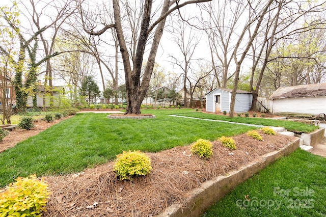 view of yard featuring a storage unit