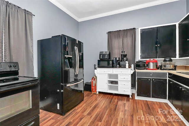 kitchen featuring crown molding, sink, hardwood / wood-style floors, and black appliances