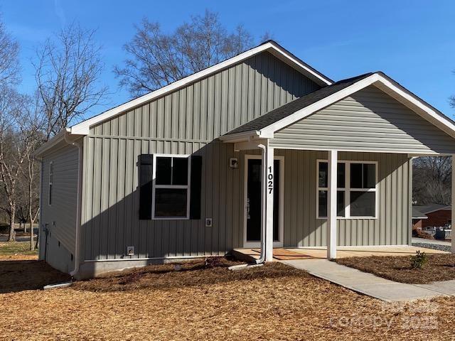 view of front of house featuring covered porch