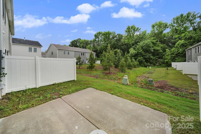 view of yard featuring a patio