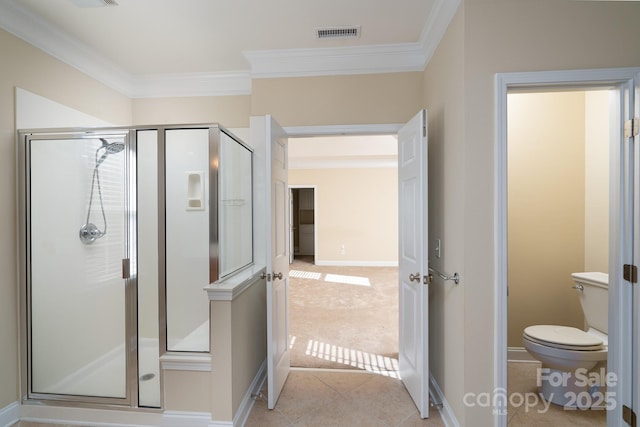 bathroom with crown molding, a shower with shower door, and toilet