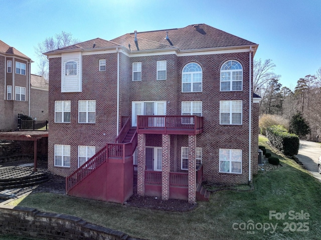 view of front of property featuring a front yard