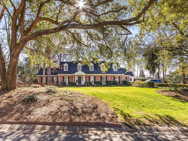 view of front facade featuring a front yard