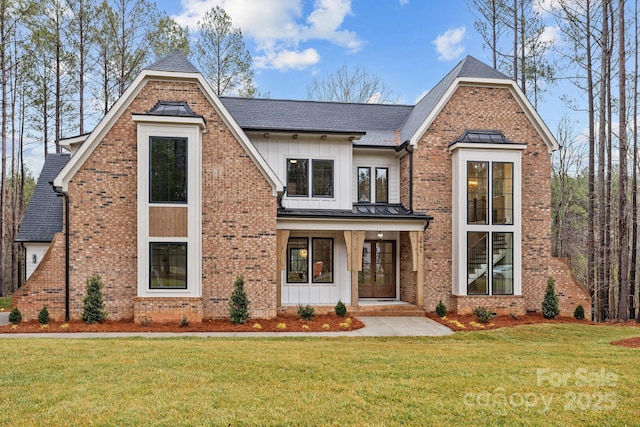 view of front of property featuring a front lawn and a porch