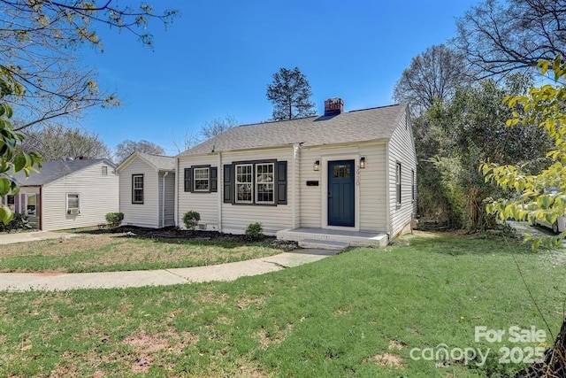 view of front of house featuring a front lawn