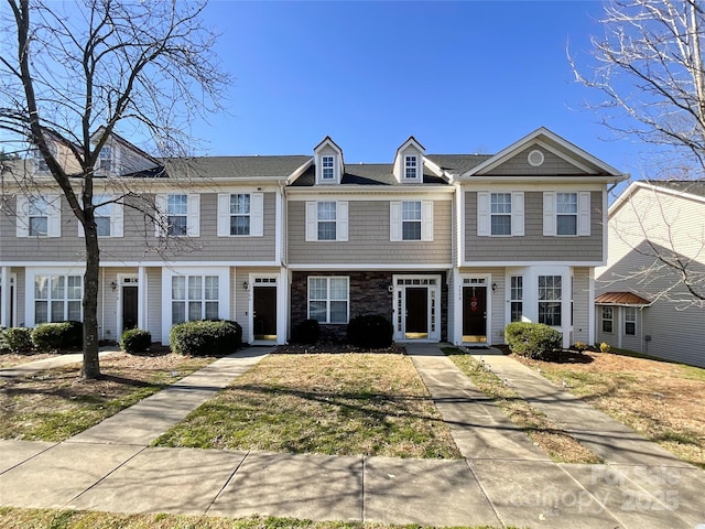 multi unit property featuring a front yard