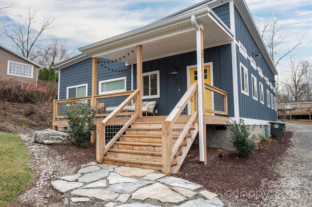 view of front of property featuring covered porch