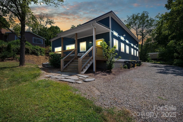 view of front facade featuring a lawn