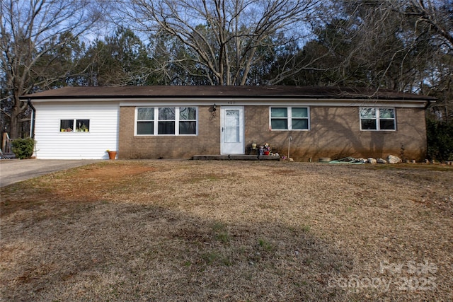 single story home with a front yard