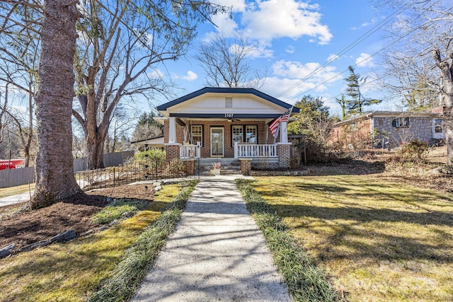 view of front of property featuring a porch and a front lawn