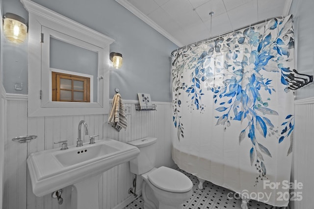 full bathroom with shower / tub combo with curtain, sink, ornamental molding, and toilet