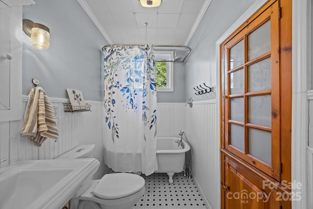 bathroom featuring ornamental molding, toilet, and shower / tub combo