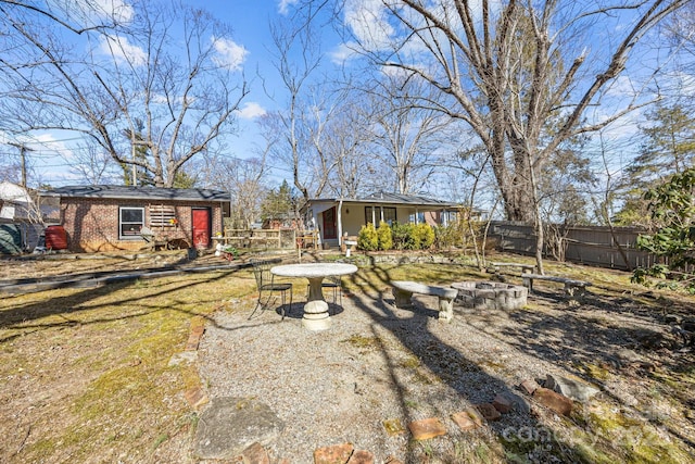 back of house featuring an outdoor structure