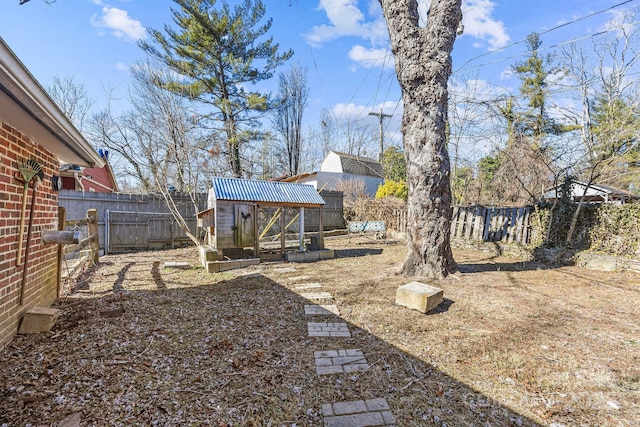 view of yard with an outdoor structure