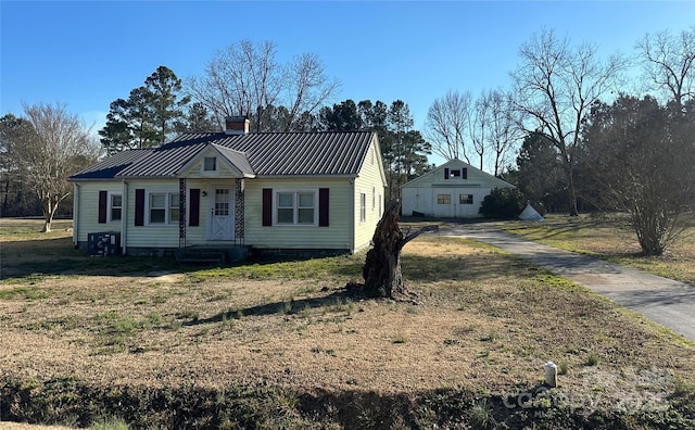 view of front of property with a front yard