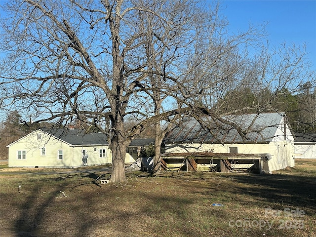 exterior space featuring a front yard