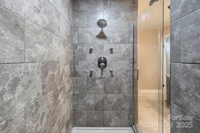 bathroom featuring a tile shower