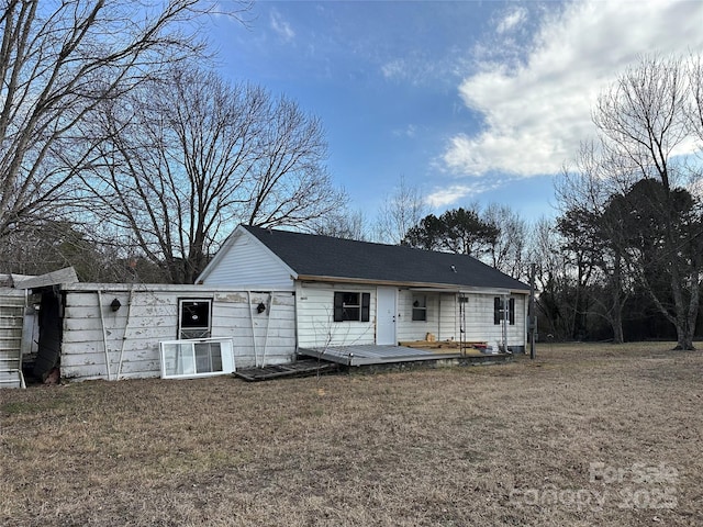 view of front of home featuring a wooden deck and a front lawn