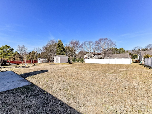 view of yard featuring a shed