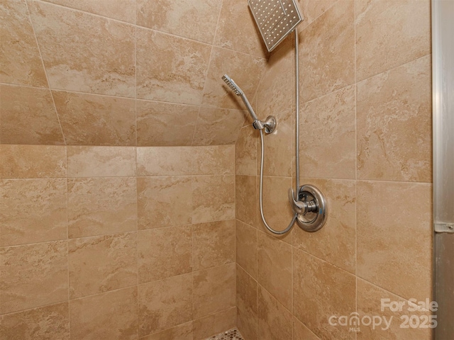 room details featuring a tile shower