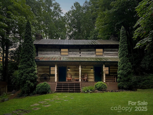 view of front of home featuring a front lawn