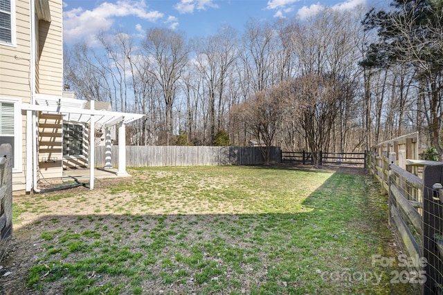 view of yard featuring a pergola