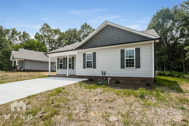 view of front of house featuring a front lawn