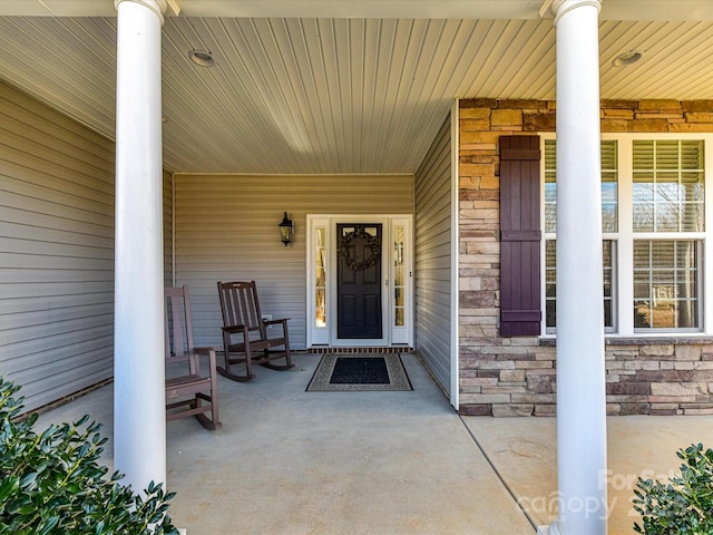 property entrance featuring a porch