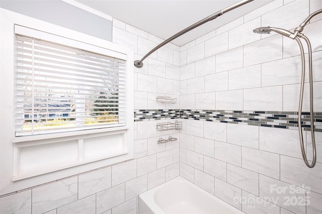 bathroom featuring tiled shower / bath combo