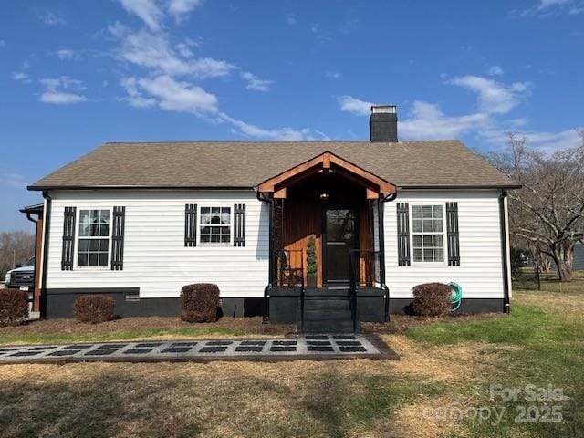 view of front of house featuring a front lawn