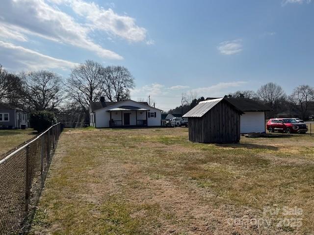 view of yard with a shed