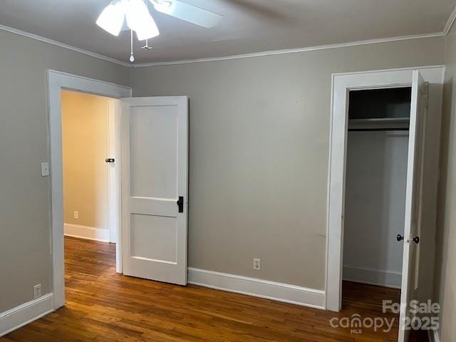 unfurnished bedroom with ornamental molding, hardwood / wood-style floors, ceiling fan, and a closet