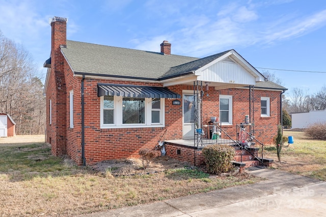 view of front of home featuring a front yard