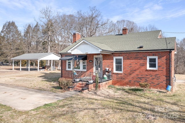 view of front of house featuring a carport and a front lawn