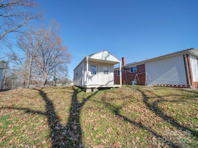 view of front of home featuring a front lawn