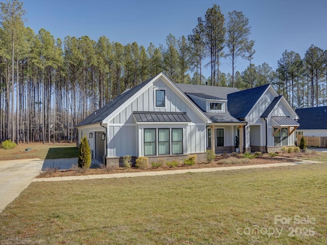 modern inspired farmhouse featuring a front yard