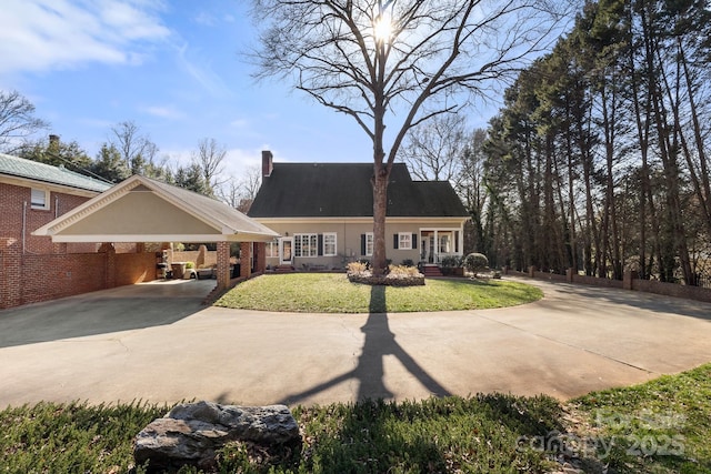 view of front of home with a carport and a front lawn