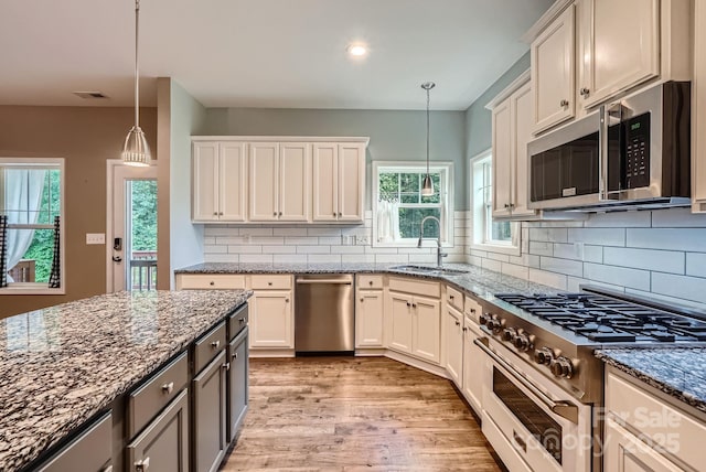 2864 Park Ridge Blvd, Rock Hill, SC 29732 - kitchen featuring appliances with stainless steel finishes, a sink, healthy amount of natural light, light wood-style floors, and recessed lighting