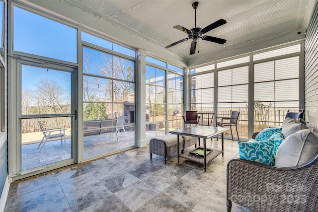 sunroom with ceiling fan