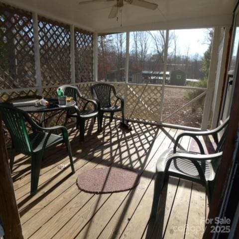 sunroom with ceiling fan