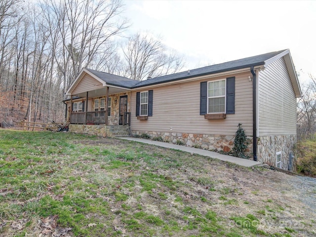 ranch-style home with a porch