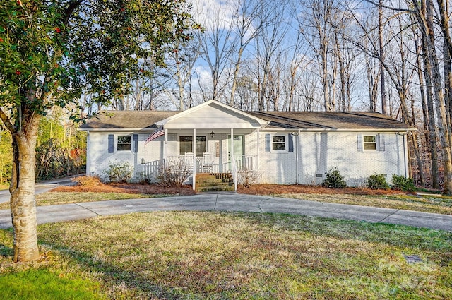 ranch-style home featuring a porch and a front lawn